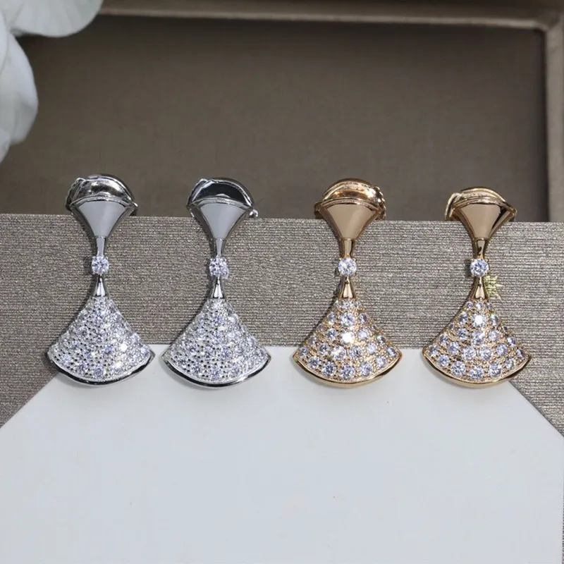 Женские серьги из серебра 925 пробы, с инкрустированным Цирконом
Женские серьги из серебра 925 пробы, с инкрустированным Цирконом