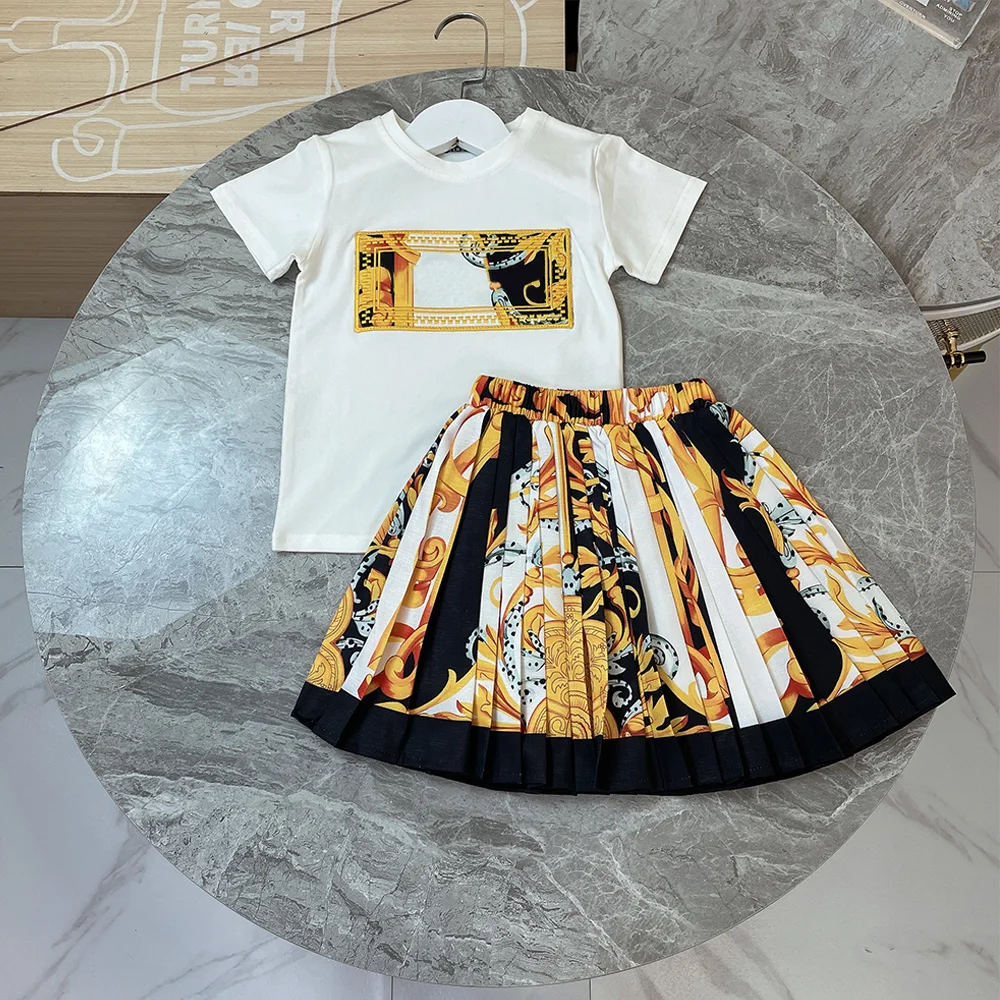 Girls' suit brand clothing design cotton top embroidered pattern high quality T-shirt + classic printed pleated skirt two-piece
Girls' suit brand clothing design cotton top embroidered pattern high quality T-shirt + classic printed pleated skirt two-piece