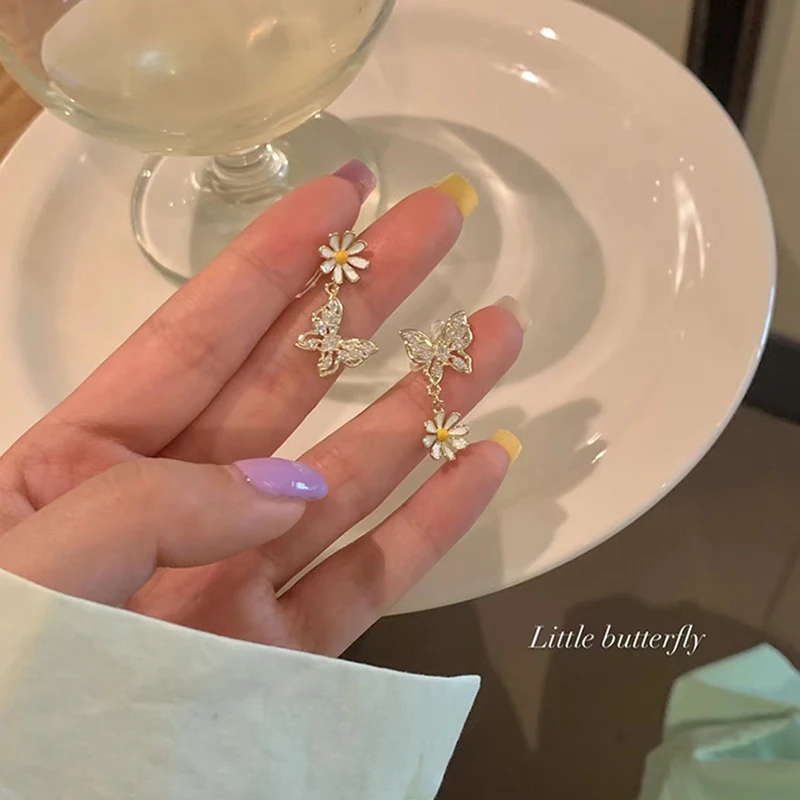 Summer Asymmetric Daisy Earrings Female Cute Fashion Butterfly Korean Statement Earrings Trendy Jewelry Accessories for Women
Summer Asymmetric Daisy Earrings Female Cute Fashion Butterfly Korean Statement Earrings Trendy Jewelry Accessories for Women