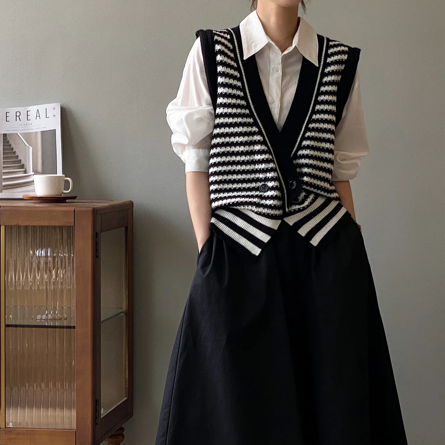 Simple V-neck Stripe Double-breasted Knitted Vest Women 2021 New Retro Irregular Loose Sleeveless Sweater Vest P8699
Simple V-neck Stripe Double-breasted Knitted Vest Women 2021 New Retro Irregular Loose Sleeveless Sweater Vest P8699