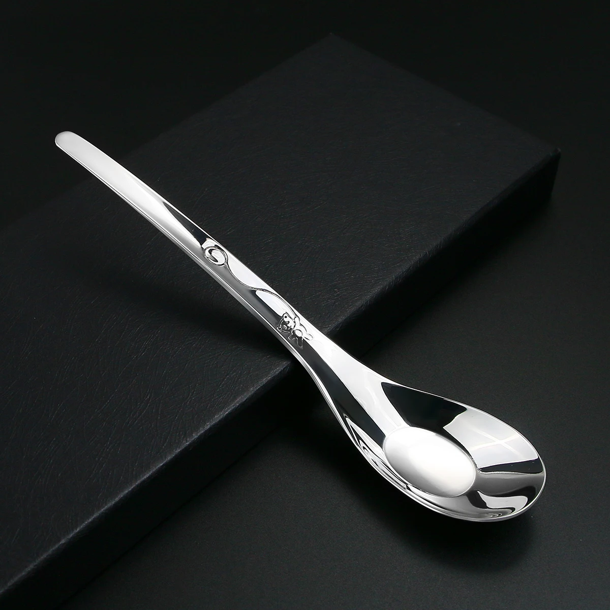 Bear pattern food-grade stainless steel spoon thickening stirring ice spoon coffee spoon home eating soup spoon manufacturers
Bear pattern food-grade stainless steel spoon thickening stirring ice spoon coffee spoon home eating soup spoon manufacturers