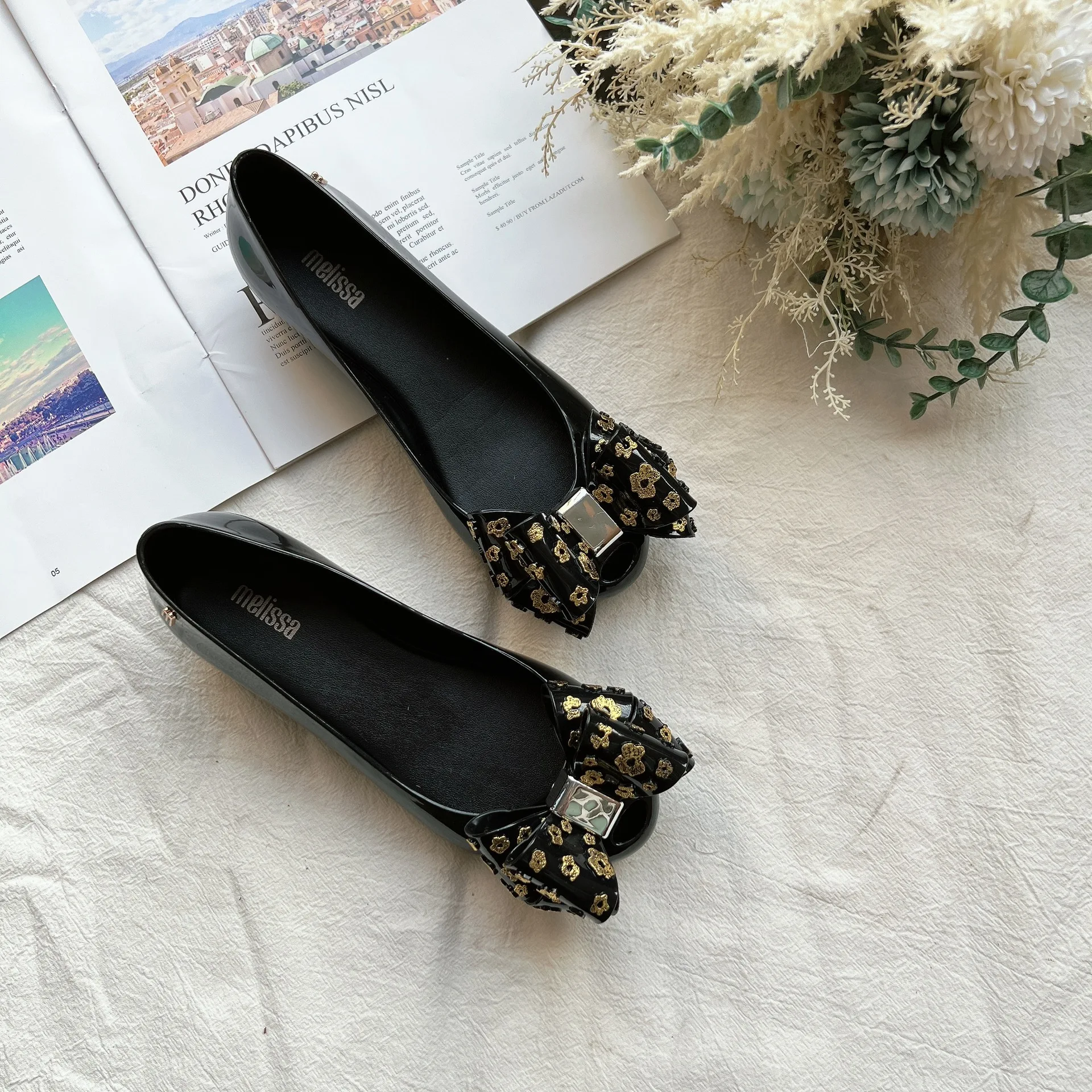 Женские сандалии-желе на плоской подошве, с бантиком
Женские сандалии-желе на плоской подошве, с бантиком