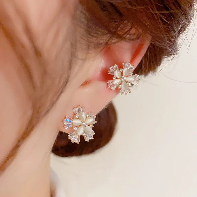 Elegant Zircon Fake Piercing Flower Clip Earrings For Women High Quality Thickened Gold Plated Ear Cuff Non-Piercing Ear Clip
Elegant Zircon Fake Piercing Flower Clip Earrings For Women High Quality Thickened Gold Plated Ear Cuff Non-Piercing Ear Clip