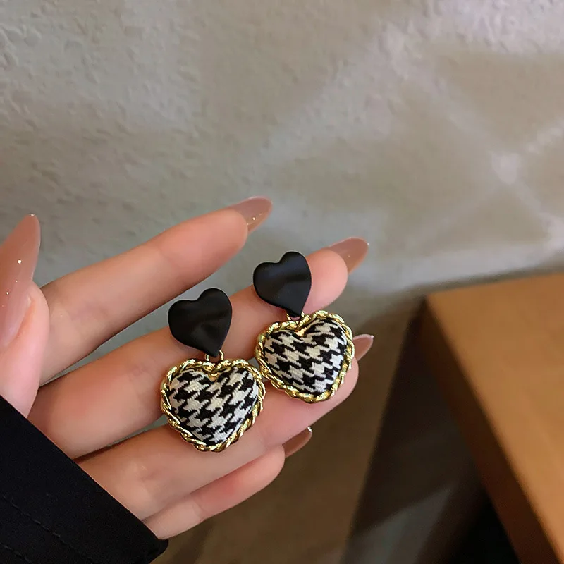 925 Silver Needle South Korea East Gate Fashion Retro Design Sense Thousand Bird Case Love Versatile Girl Earrings
925 Silver Needle South Korea East Gate Fashion Retro Design Sense Thousand Bird Case Love Versatile Girl Earrings