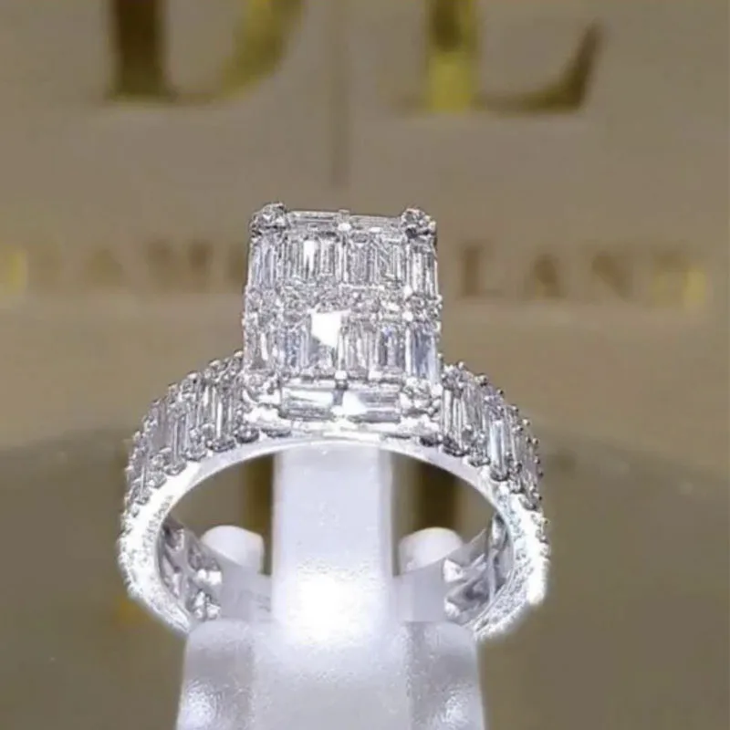 Milangirl Ladies Crystal Cubic Zirconia Women Ring with Square Princess Cut Zircon Wedding Anniversary Present Hot Jewelry
Milangirl Ladies Crystal Cubic Zirconia Women Ring with Square Princess Cut Zircon Wedding Anniversary Present Hot Jewelry