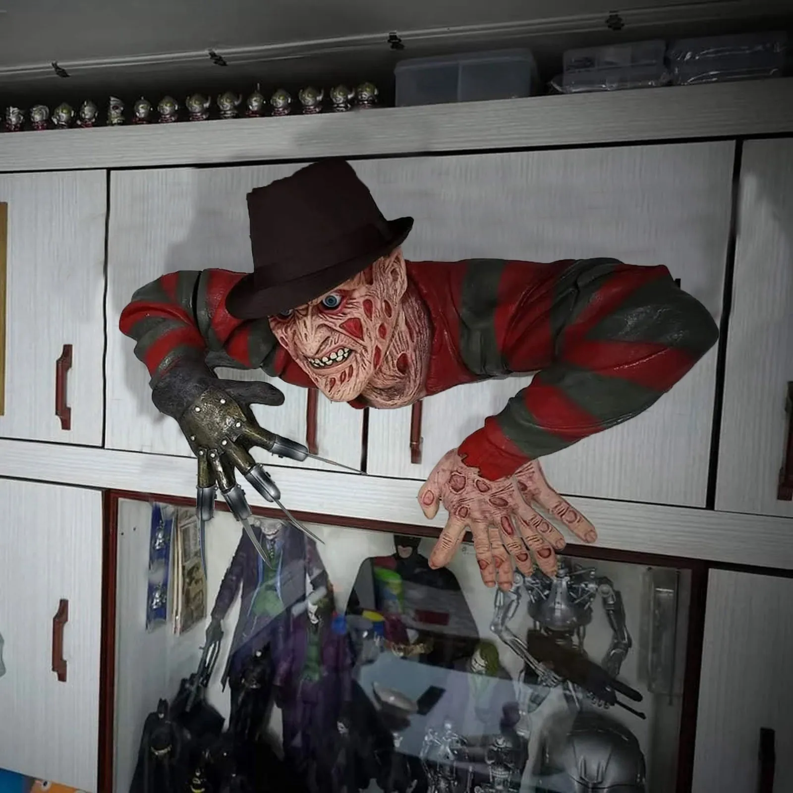 Ruby's Elm Street Nightmare Freddy Krueger 32-25-15cm Tomb Walker Decor Halloween Christina Horror Gift Move Figure Ornament
Ruby's Elm Street Nightmare Freddy Krueger 32-25-15cm Tomb Walker Decor Halloween Christina Horror Gift Move Figure Ornament
