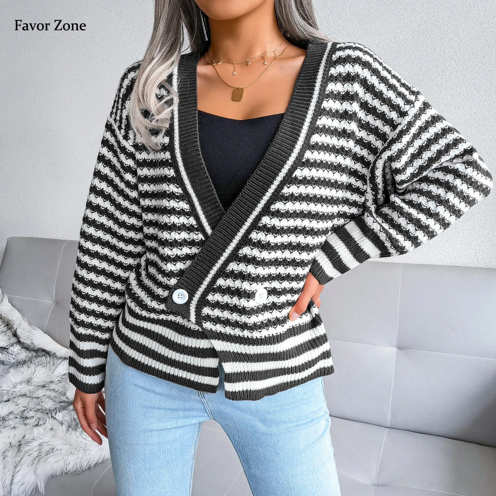Женский трикотажный свитер в полоску, повседневный Свободный пуловер с V-образным вырезом и длинным рукавом, в Корейском стиле, 2022
Женский трикотажный свитер в полоску, повседневный Свободный пуловер с V-образным вырезом и длинным рукавом, в Корейском стиле, 2022