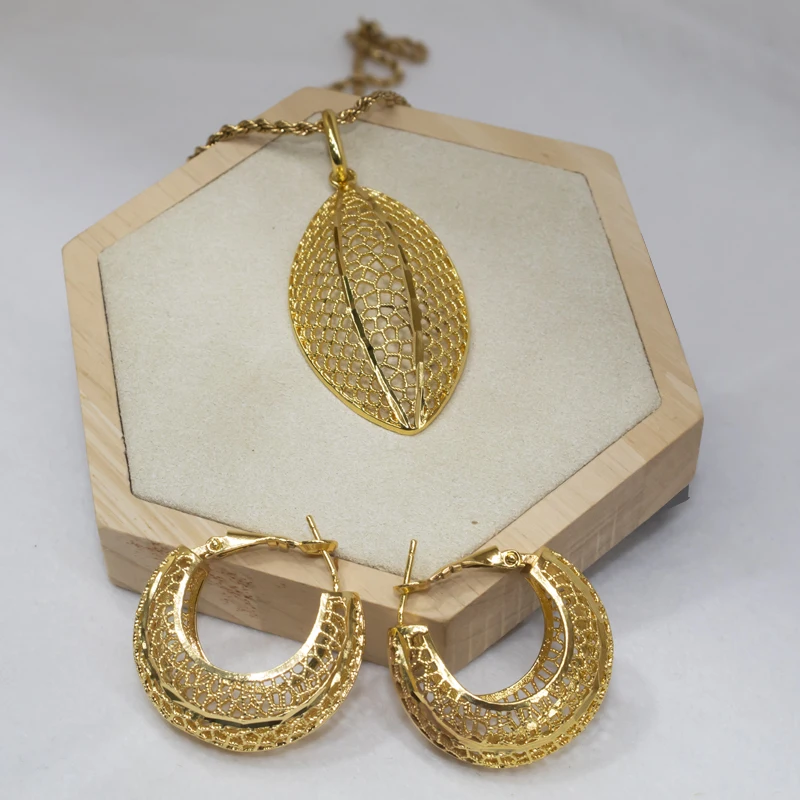 Fashion Dubai Jewelry Sets 18K Gold Plating Hollow Earrings and Pendant with Necklace Bridal Wedding Accessories Party 
Fashion Dubai Jewelry Sets 18K Gold Plating Hollow Earrings and Pendant with Necklace Bridal Wedding Accessories Party
