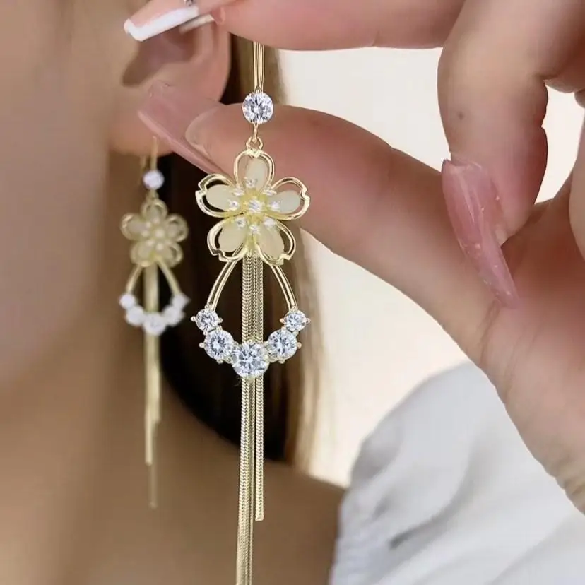 Golden Flower Long Tassel Inlaid Zircon Earrings Women Personality Luxury Earrings Wedding Jewelry Birthday Gifts
Golden Flower Long Tassel Inlaid Zircon Earrings Women Personality Luxury Earrings Wedding Jewelry Birthday Gifts