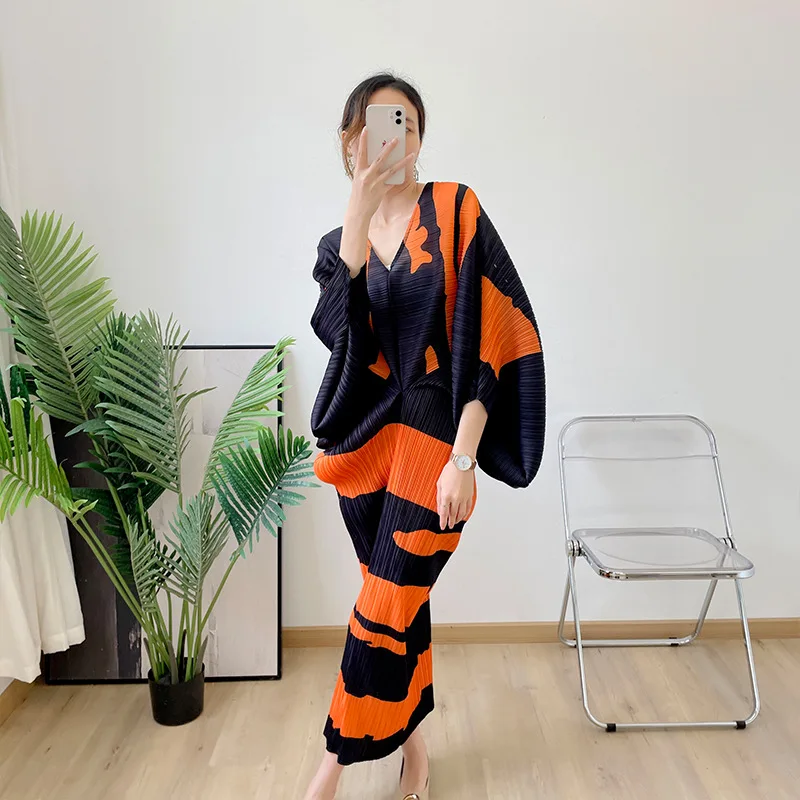 Miyake pleated 2022 new style high-end fashion chic niche designer V-neck dress loose thin large size folda batwing sleeve dress
Miyake pleated 2022 new style high-end fashion chic niche designer V-neck dress loose thin large size folda batwing sleeve dress