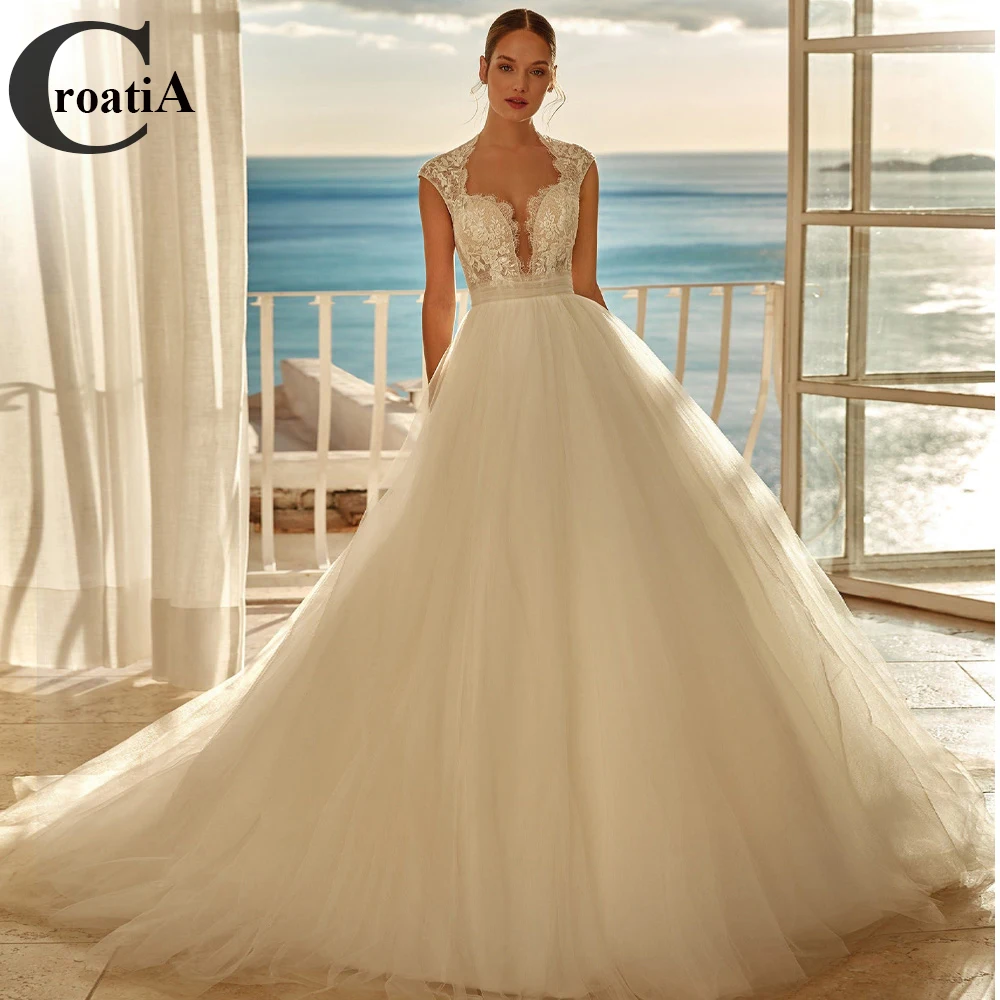 Croadia A-Line V-Neck Wedding Dresses For Women Court Train Backless Tulle Appliques Button Tank Attractive Robe De Mariée
Croadia A-Line V-Neck Wedding Dresses For Women Court Train Backless Tulle Appliques Button Tank Attractive Robe De Mariée