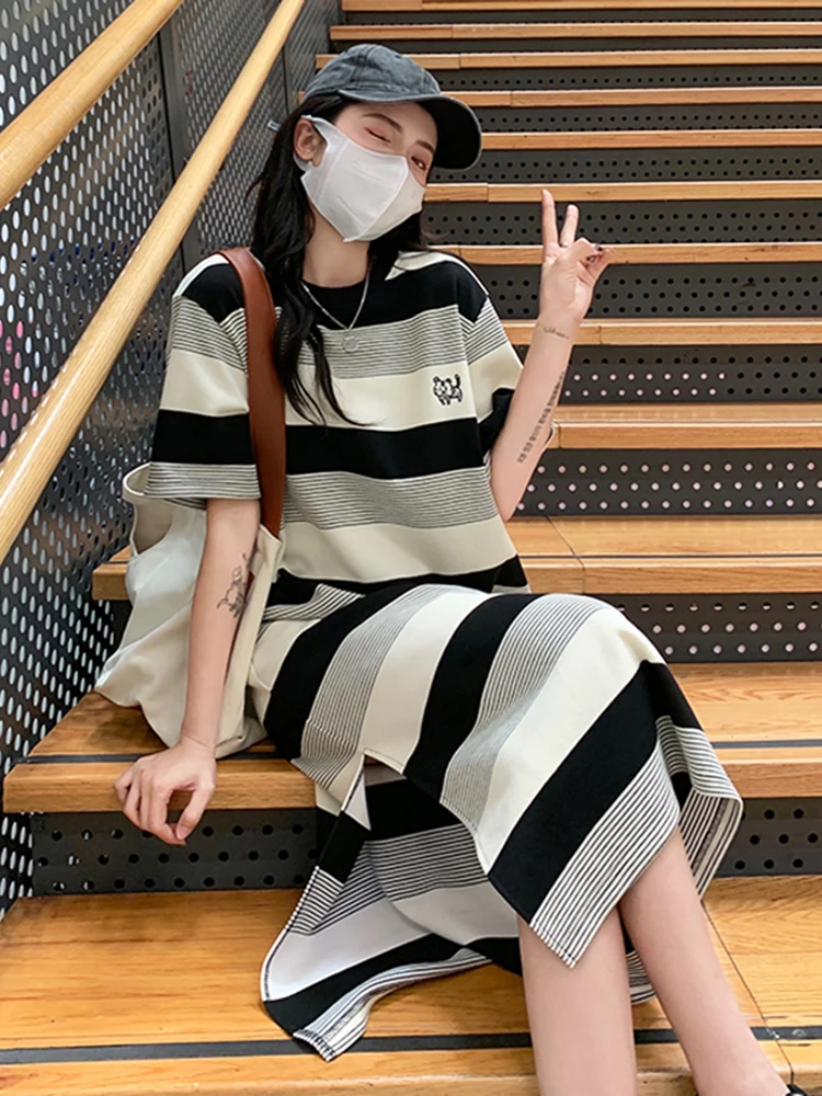 Embroidered striped dress women's summer 2022 New Retro Design feeling split medium length loose short sleeved skirt
Embroidered striped dress women's summer 2022 New Retro Design feeling split medium length loose short sleeved skirt