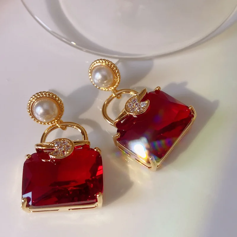 Серьги в европейском и американском стиле для женщин, мягкие Роскошные элегантные серьги в стиле ретро высокого качества с красными квадра...
Серьги в европейском и американском стиле для женщин, мягкие Роскошные элегантные серьги в стиле ретро высокого качества с красными квадра...