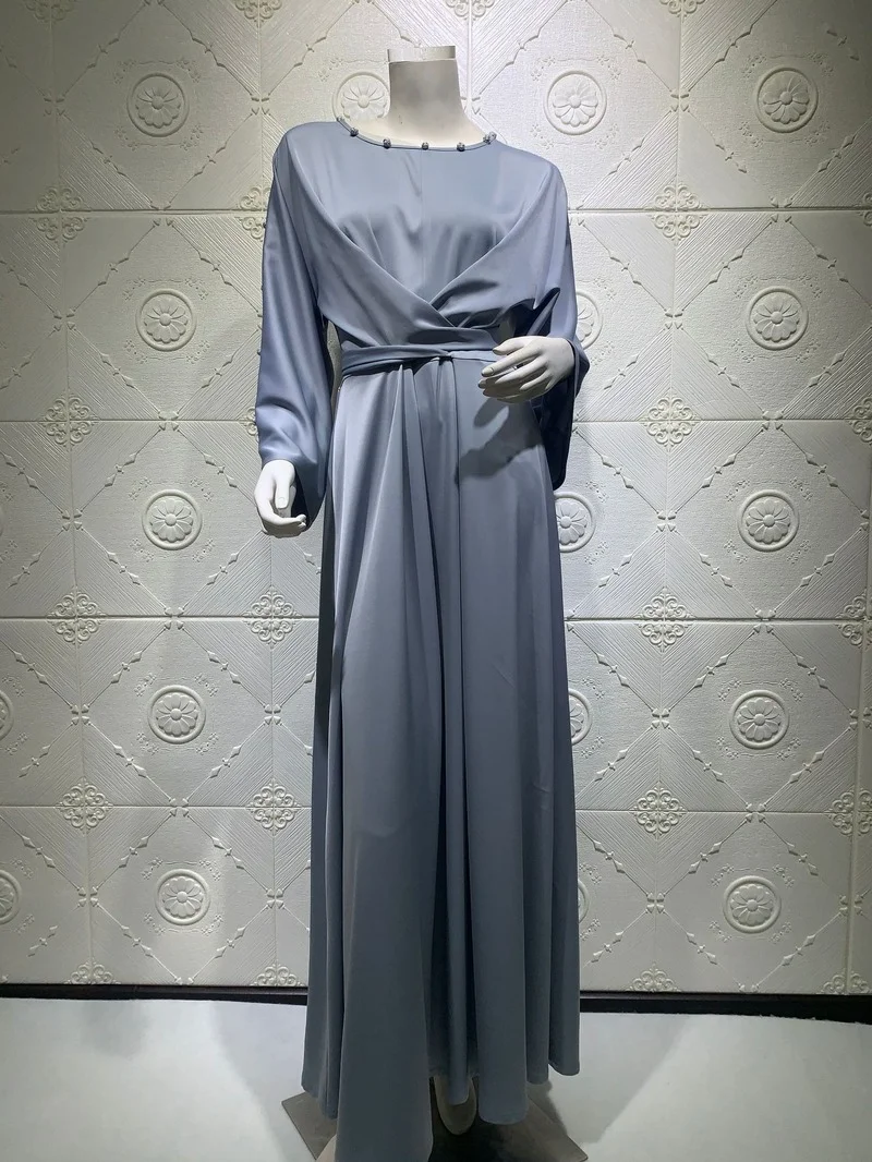 Женское атласное платье с запахом, длинным рукавом и разрезом
Женское атласное платье с запахом, длинным рукавом и разрезом