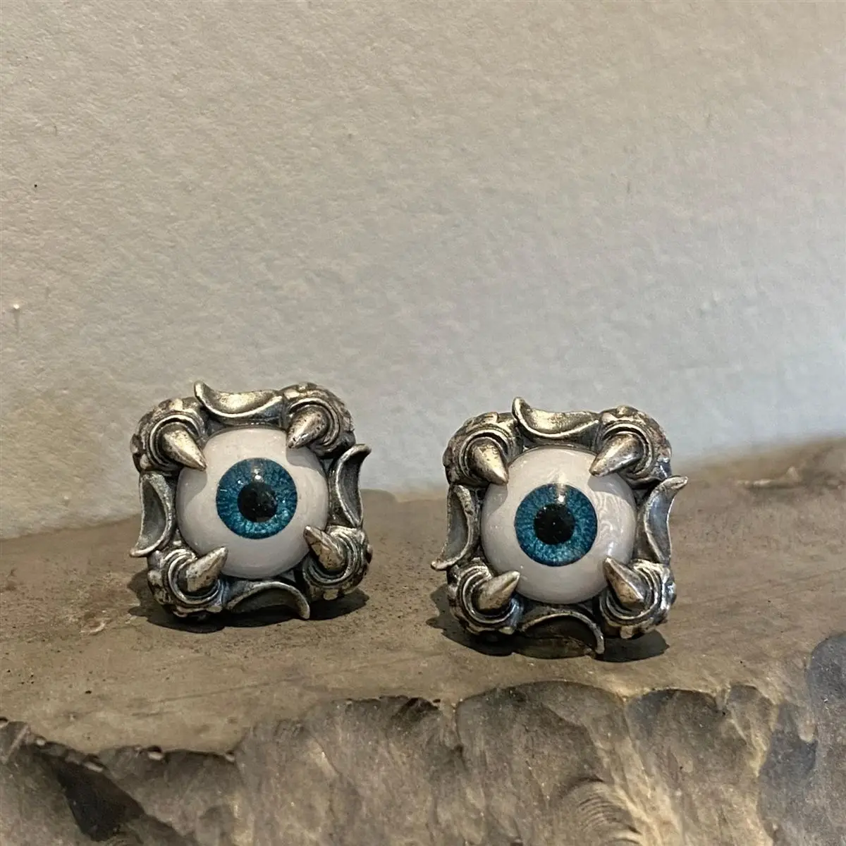 New 2023 Vintage Personality Devil's Eye Earrings Unisex Hip-hop Punk Short Earrings Banquet Jewelry Accessories Gift
New 2023 Vintage Personality Devil's Eye Earrings Unisex Hip-hop Punk Short Earrings Banquet Jewelry Accessories Gift