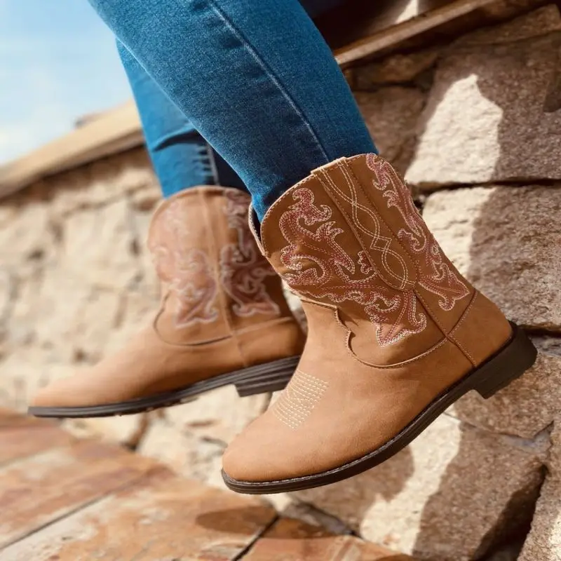 Spring and Autumn Women's Boots U-mouth Square Heel Totem Solid Round Toe European and American Style Western Cowboy Boot ZX289
Spring and Autumn Women's Boots U-mouth Square Heel Totem Solid Round Toe European and American Style Western Cowboy Boot ZX289