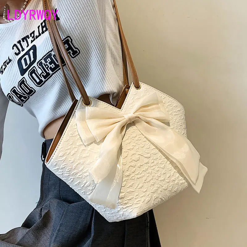 Large-capacity bag women's autumn 2023 new fashion bow shoulder bag bucket bag 17x21cm
Large-capacity bag women's autumn 2023 new fashion bow shoulder bag bucket bag 17x21cm