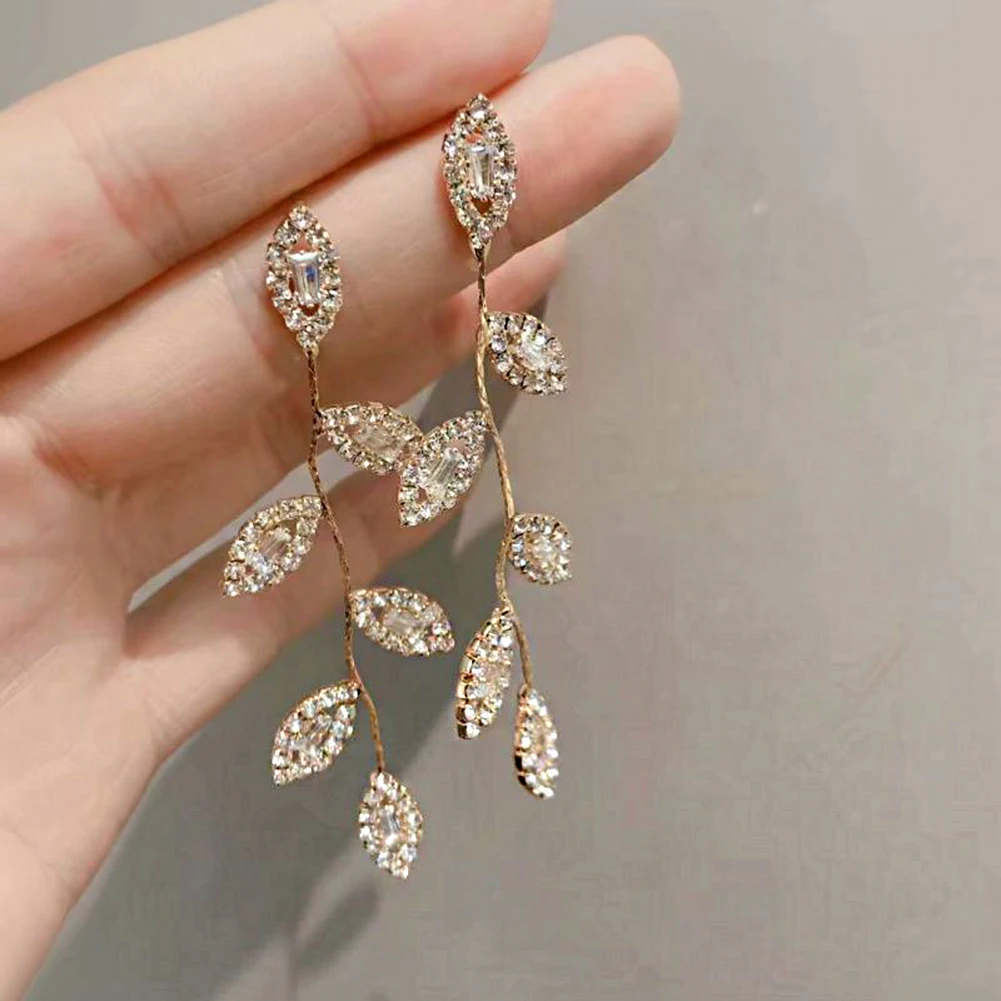 Design Dangle Earrings For Women Girl Luxury Elegant Metal Hollow Chain Leaves Crystal Brinco Pendant Jewelry Ear Accessories
Design Dangle Earrings For Women Girl Luxury Elegant Metal Hollow Chain Leaves Crystal Brinco Pendant Jewelry Ear Accessories