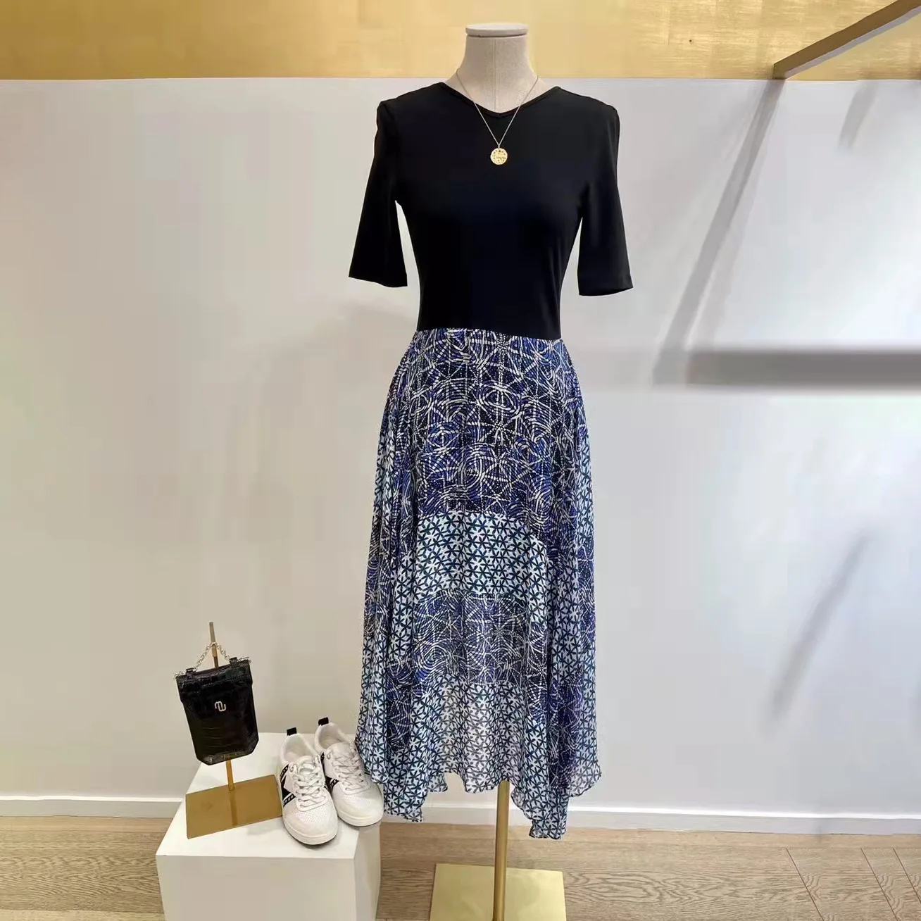 Women Fake Two Piece Stitching Midi Dress 2022 Summer New Lady French Fashion V-Neck Short Sleeve Blue Print Irregular Long Robe
Women Fake Two Piece Stitching Midi Dress 2022 Summer New Lady French Fashion V-Neck Short Sleeve Blue Print Irregular Long Robe
