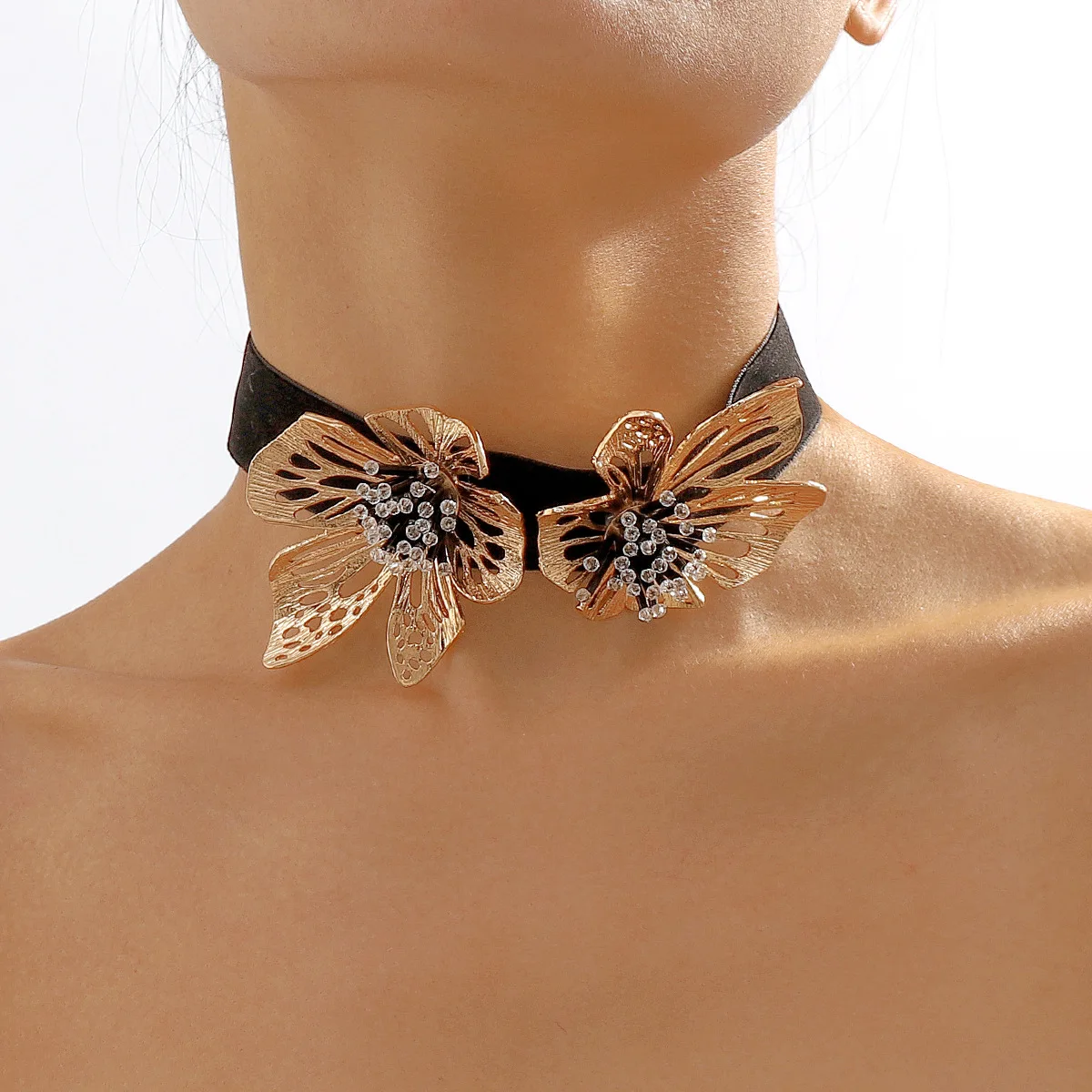 Gothic Velvet Handmade Flower Short Choker Necklace for Women Elegant Sexy Black Chain Aesthetic Festival Party Jewelry
Gothic Velvet Handmade Flower Short Choker Necklace for Women Elegant Sexy Black Chain Aesthetic Festival Party Jewelry