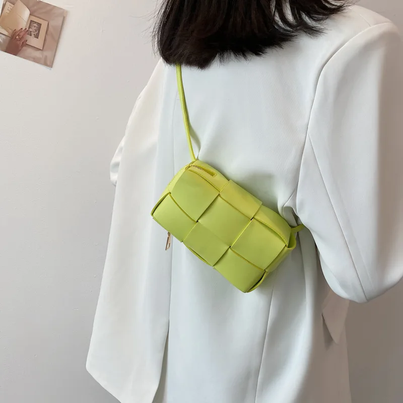 2022 Messenger Bag Female Leather Woven Mini Small Waist Bags for Women Luxury Brand Shoulder Bag New Trend Hand Phone Bag
2022 Messenger Bag Female Leather Woven Mini Small Waist Bags for Women Luxury Brand Shoulder Bag New Trend Hand Phone Bag