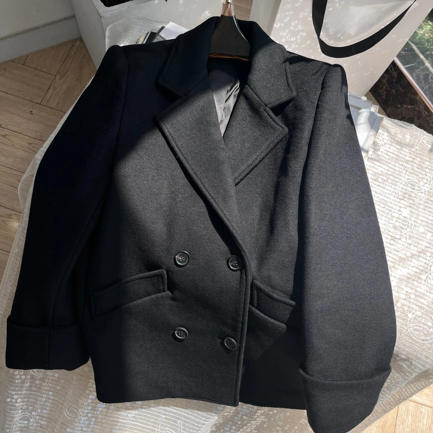 Luxury Coat Woven Lapel Long Sleeve Jacket Coats Vintage Design Black Breasted Straight Cardigan High-end Women Woolen Coat 2022
Luxury Coat Woven Lapel Long Sleeve Jacket Coats Vintage Design Black Breasted Straight Cardigan High-end Women Woolen Coat 2022