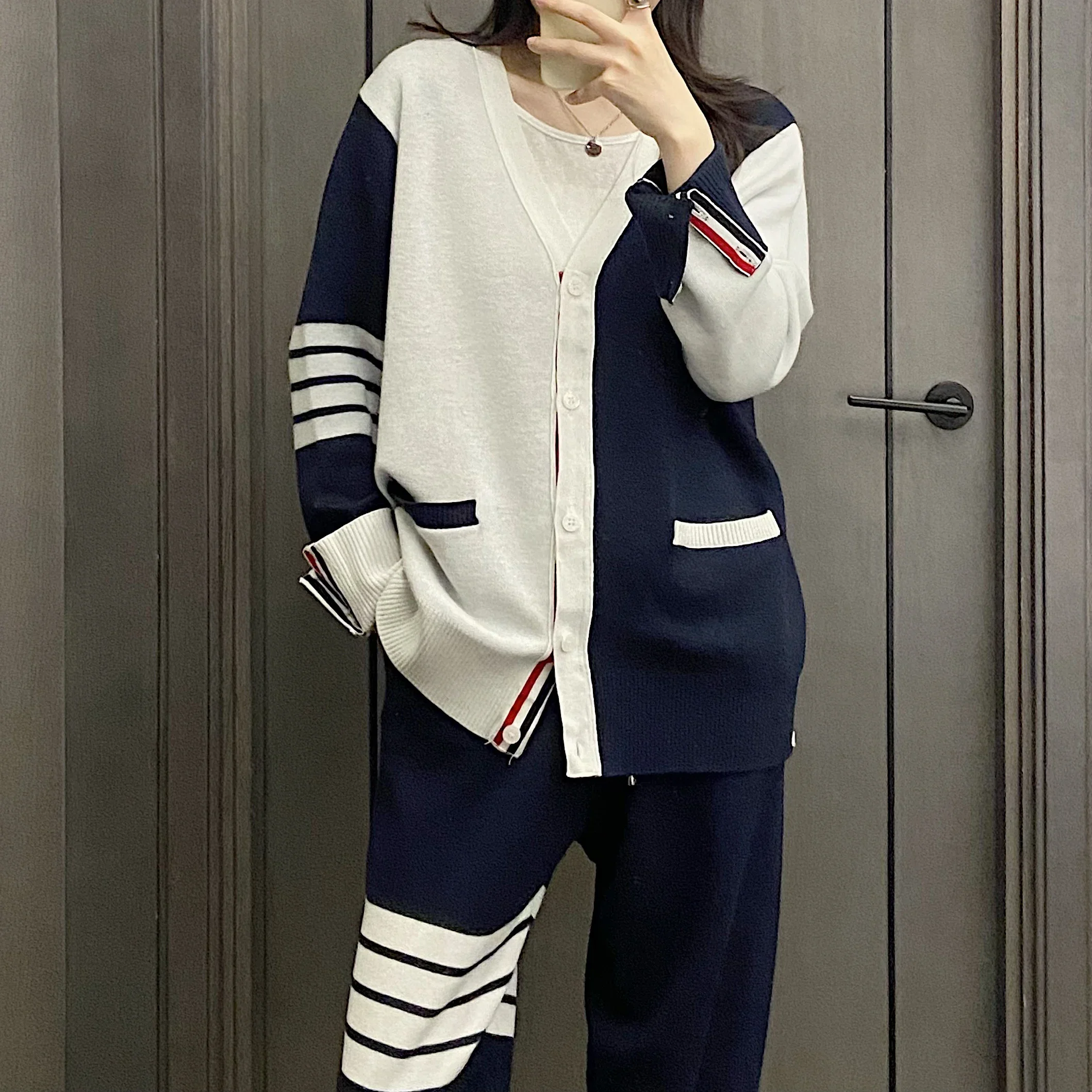 TB High-quality Fashion Women's Wool Knitted Sweater, Dog Sweater, Dog Walking Pattern, Loose V Neck Coat for Women
TB High-quality Fashion Women's Wool Knitted Sweater, Dog Sweater, Dog Walking Pattern, Loose V Neck Coat for Women