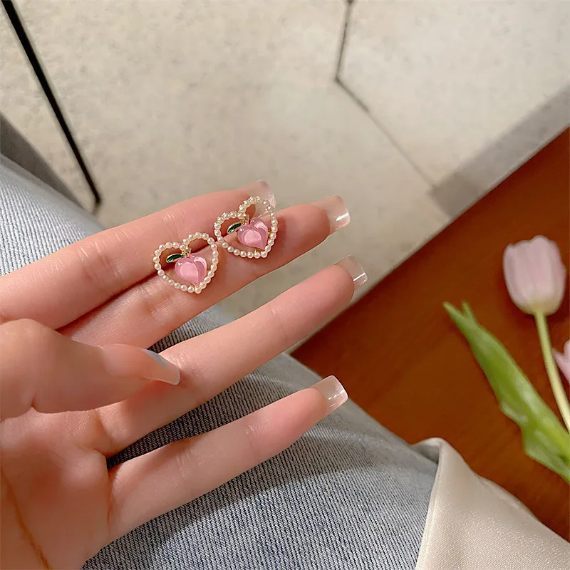 Fashion Geometric Heart Earrings Korean Cute Love Peach Earrings for Women Simple Design Pink Hollow Jewelry Wholesale 2022 New
Fashion Geometric Heart Earrings Korean Cute Love Peach Earrings for Women Simple Design Pink Hollow Jewelry Wholesale 2022 New