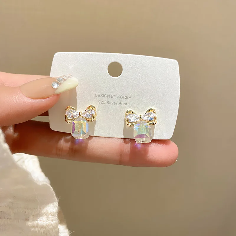 Korean Bowknot Fantasy Crystal Square Zircon Stud Earrings for Women Unique Delicate Cube Sugar Ear Jewelry Christmas Gift
Korean Bowknot Fantasy Crystal Square Zircon Stud Earrings for Women Unique Delicate Cube Sugar Ear Jewelry Christmas Gift