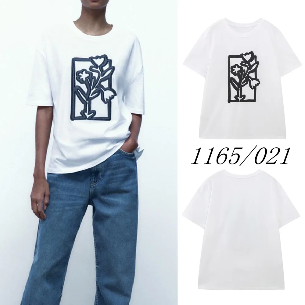 Женская футболка с круглым вырезом и цветочным принтом
Женская футболка с круглым вырезом и цветочным принтом