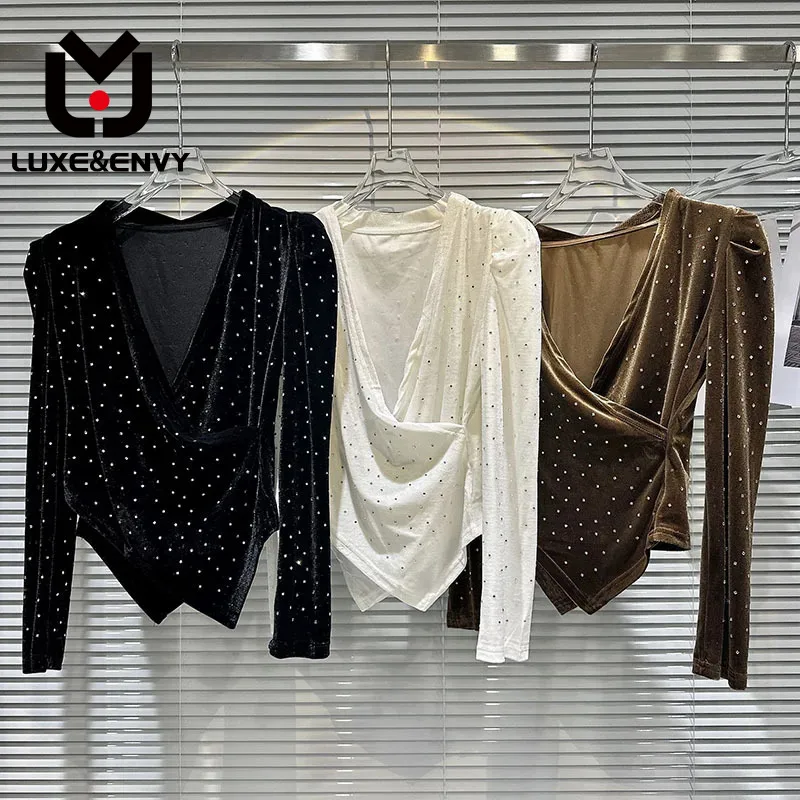 Женская бархатная футболка с длинным рукавом и V-образным вырезом
Женская бархатная футболка с длинным рукавом и V-образным вырезом