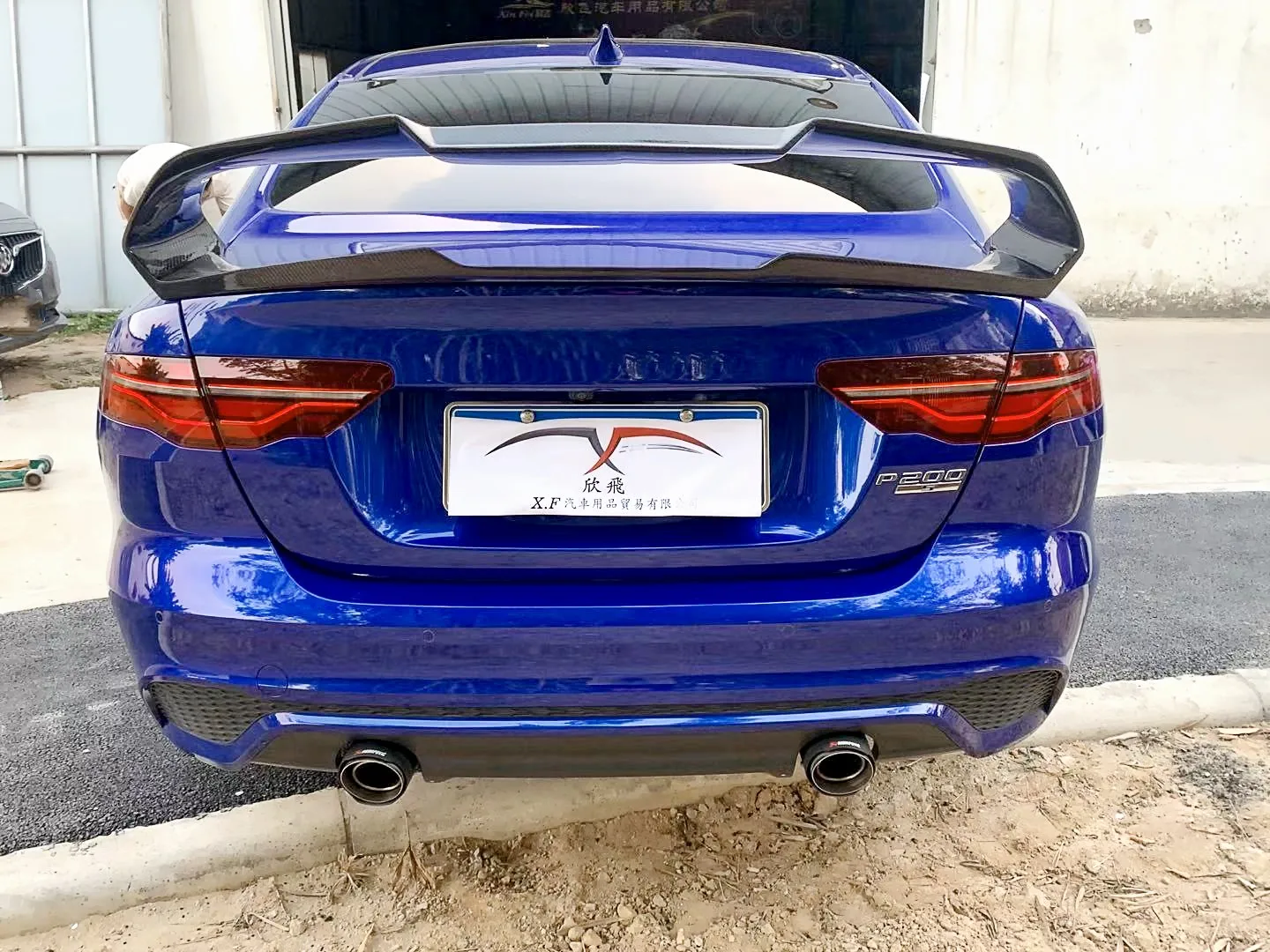 Задняя крышка из углеродного волокна для Jaguar XE 21-23, шунт, двойное Гт, большое заднее крыло 
Задняя крышка из углеродного волокна для Jaguar XE 21-23, шунт, двойное Гт, большое заднее крыло