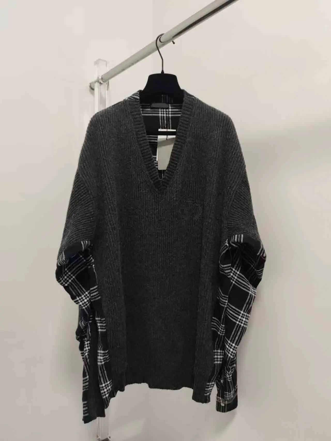 2022 Luxury Destroyed Oversized V Neck Sweaters Men Women Wool Patchwork Vintage Plaid Sleeve Sweater Men Pullovers
2022 Luxury Destroyed Oversized V Neck Sweaters Men Women Wool Patchwork Vintage Plaid Sleeve Sweater Men Pullovers