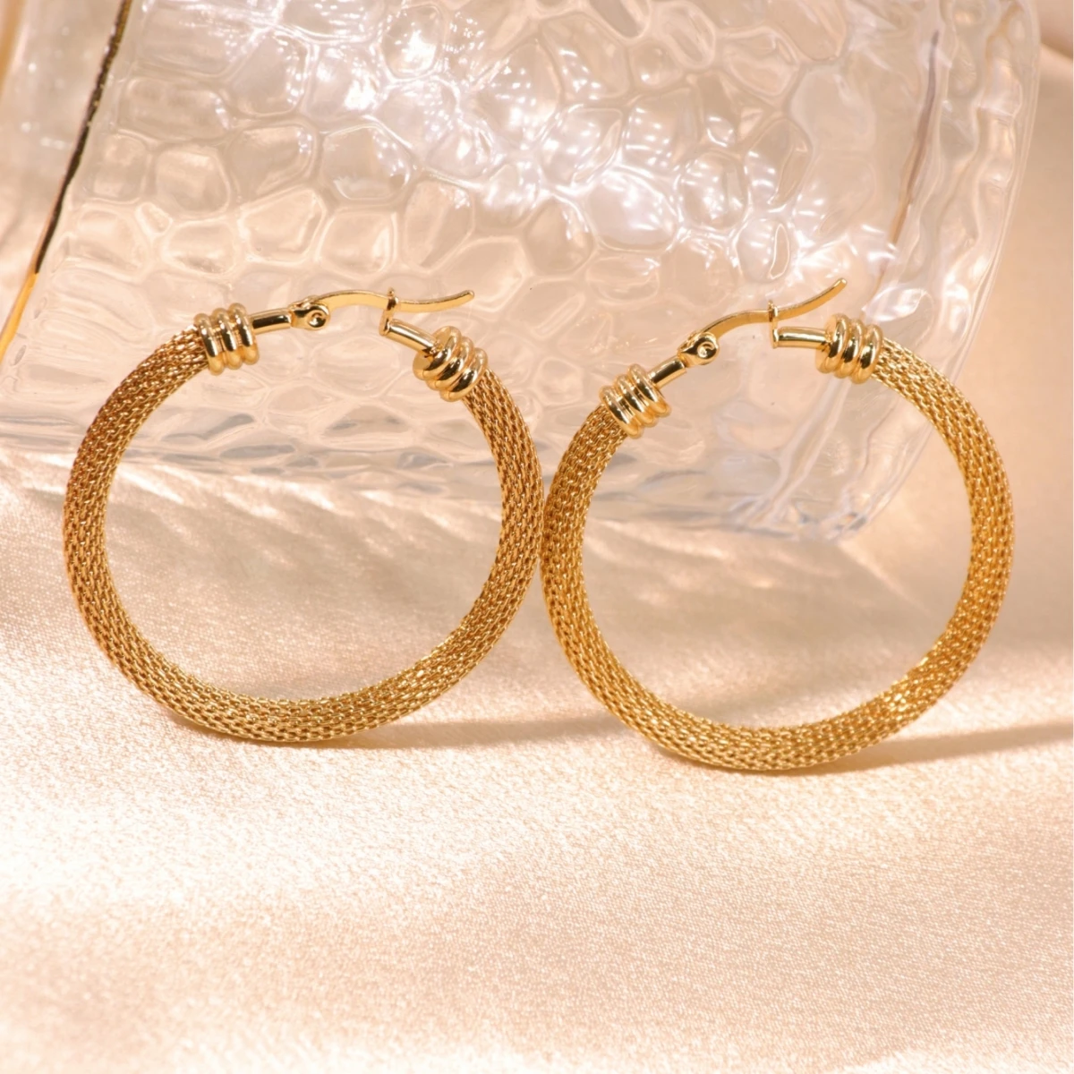 Round big ear hoops gold women's exaggerated earrings party accessories
Round big ear hoops gold women's exaggerated earrings party accessories