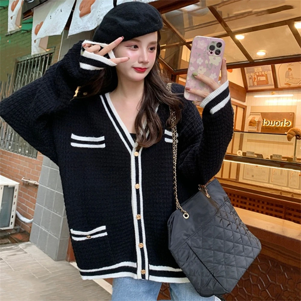 Juice Snow 2022 New Women's Top Trendy Lazy Wind Retro V-Neck Knitted Sweater Coat Cardigan Autumn European Fashion Sweater
Juice Snow 2022 New Women's Top Trendy Lazy Wind Retro V-Neck Knitted Sweater Coat Cardigan Autumn European Fashion Sweater