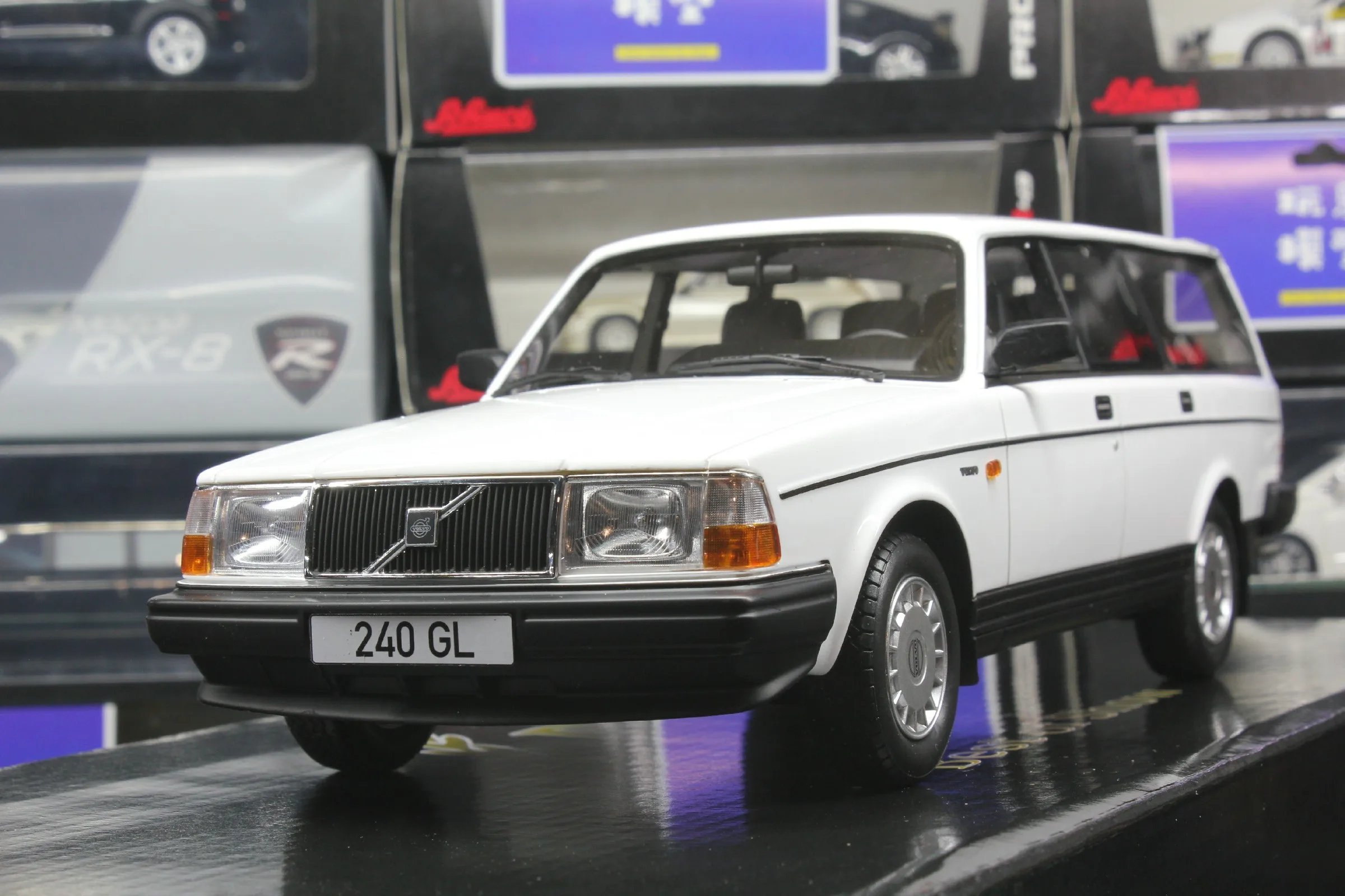 BOS 1:18 Volvos 240GL 1989 универсал Ограниченная серия резиновый Металл статическая модель автомобиля игрушка подарок
BOS 1:18 Volvos 240GL 1989 универсал Ограниченная серия резиновый Металл статическая модель автомобиля игрушка подарок