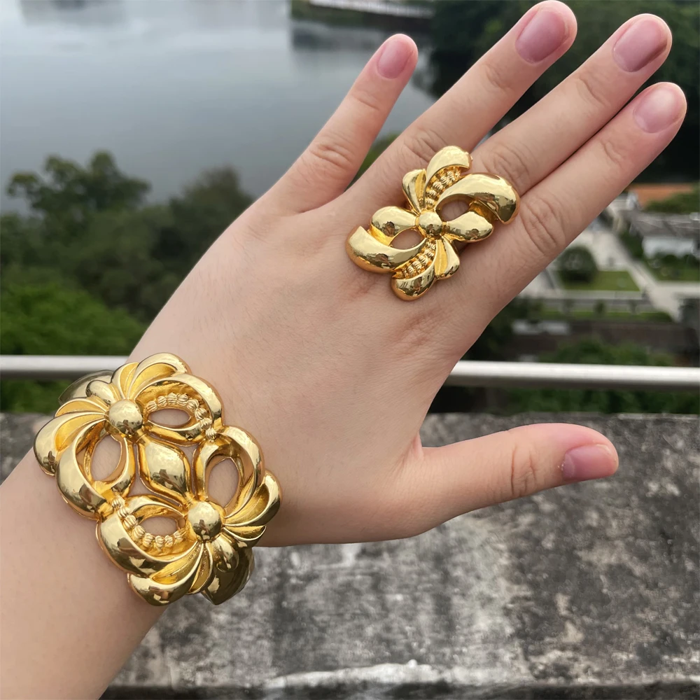 African Luxury Bracelet Rings Dubai Gold Color Women Hollow Flower Cuff Bangle Fashion Large Ring Design Jewelry Birthday Gift
African Luxury Bracelet Rings Dubai Gold Color Women Hollow Flower Cuff Bangle Fashion Large Ring Design Jewelry Birthday Gift