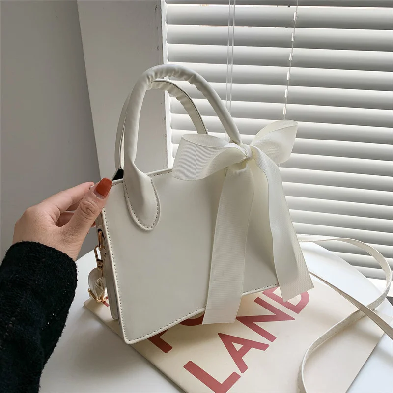 Casual Bags Female Summer 2023 New Tide Fashion Handbag Small Square Bag Silk Scarf Shoulder Crossbody Bag
Casual Bags Female Summer 2023 New Tide Fashion Handbag Small Square Bag Silk Scarf Shoulder Crossbody Bag
