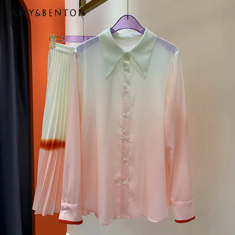 Однобортная рубашка с лацканами и градиентной расцветки + плиссированная юбка средней длины с высокой талией и прострочкой, новинка весны-лета 2023
Однобортная рубашка с лацканами и градиентной расцветки + плиссированная юбка средней длины с высокой талией и прострочкой, новинка весны-лета 2023