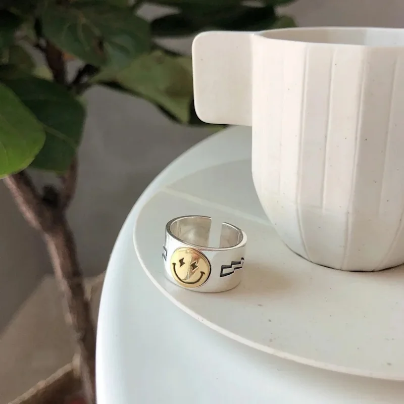 Trendy Personality Retro Creative Personality Smile Face Ring Gives Men and Women A Simple Hip -hop Rock Punk Style Jewelry
Trendy Personality Retro Creative Personality Smile Face Ring Gives Men and Women A Simple Hip -hop Rock Punk Style Jewelry