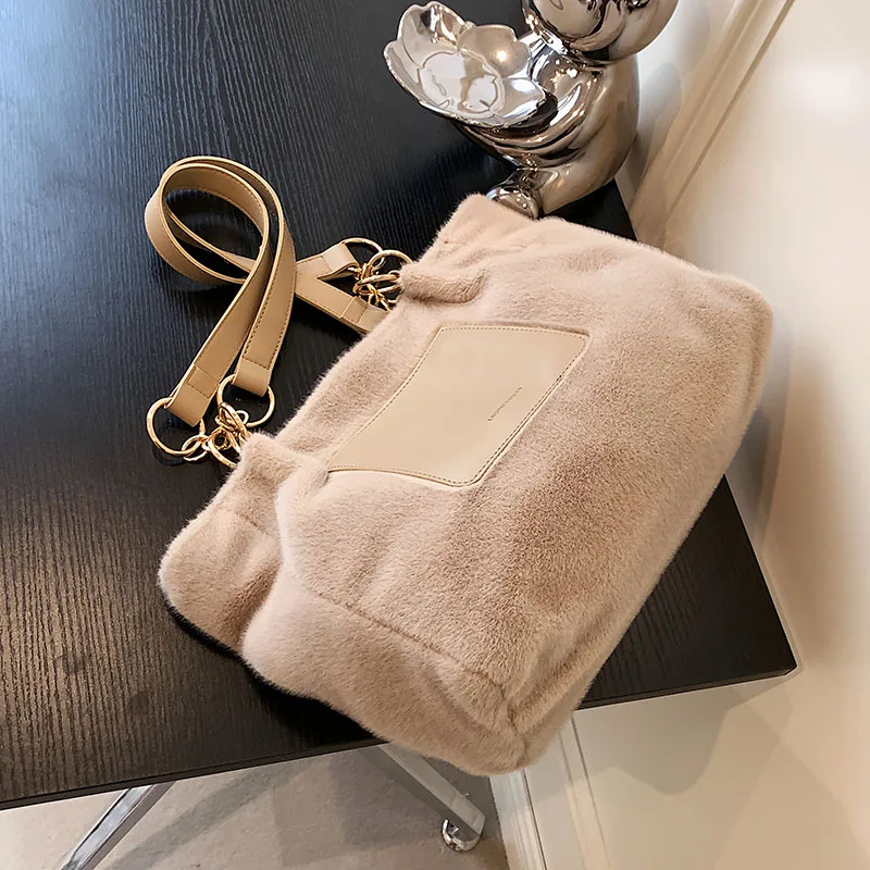 Winter Soft Lamb Faux Fur Shoulder Bag For Women Large Capacity Fluffy Plush Shopper Bag Female Casual Bag Portable Travel Tote
Winter Soft Lamb Faux Fur Shoulder Bag For Women Large Capacity Fluffy Plush Shopper Bag Female Casual Bag Portable Travel Tote