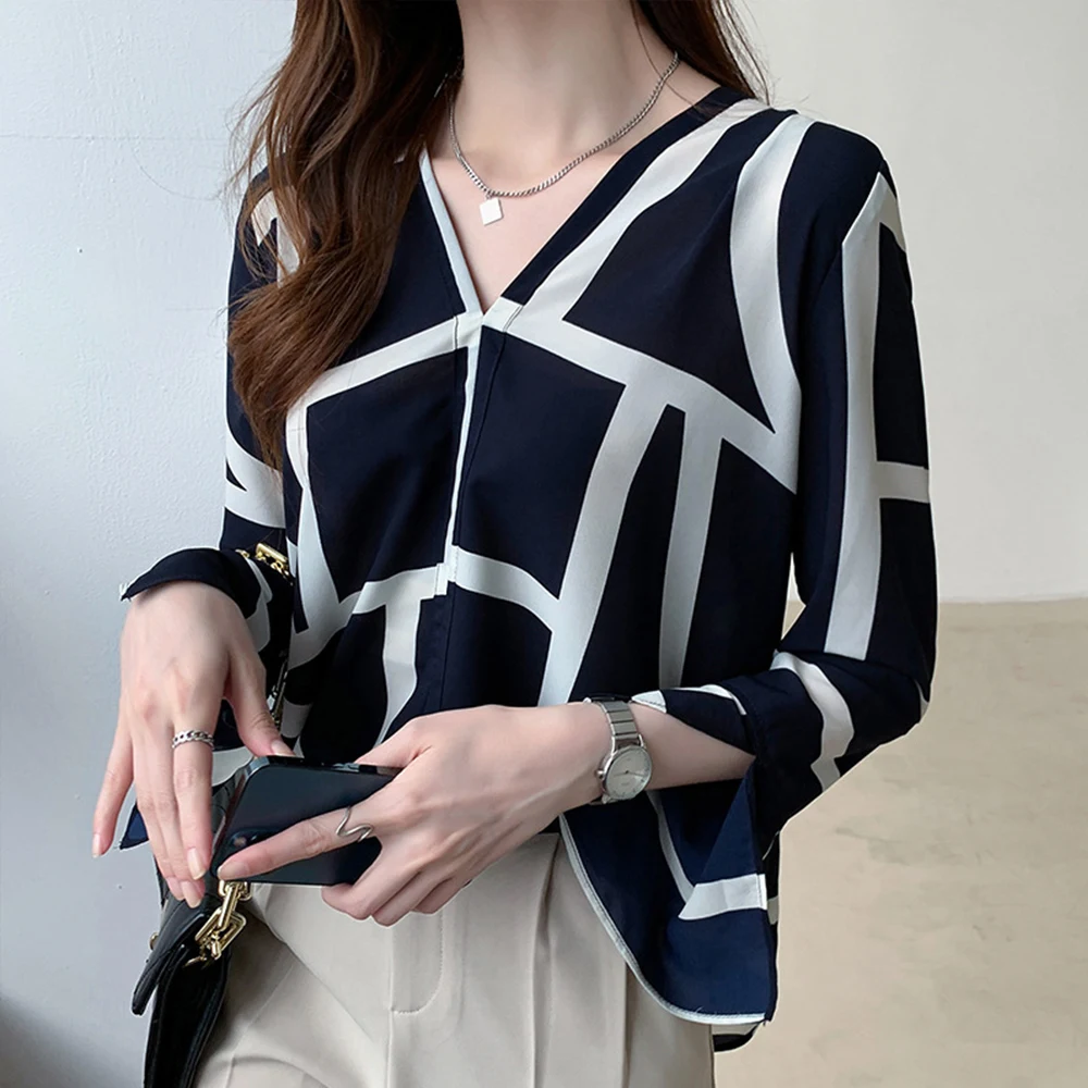 2022 Spring New Women's Bottoming Shirts V-neck Tops Casual Ladies Chiffon Print Long-sleeved Western-style Loose Female Blouse
2022 Spring New Women's Bottoming Shirts V-neck Tops Casual Ladies Chiffon Print Long-sleeved Western-style Loose Female Blouse