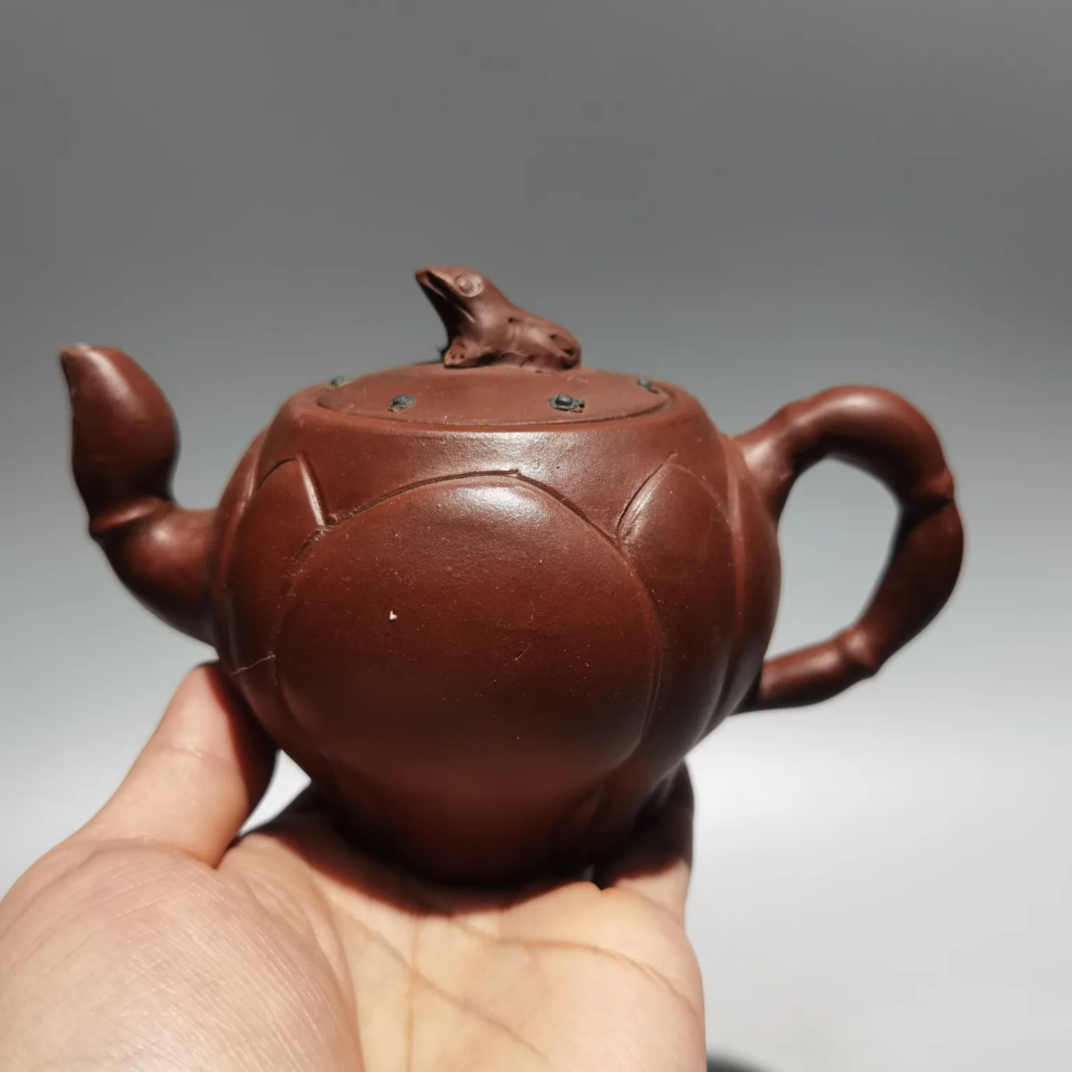 

6"Chinese Yixing Purple clay pot frog cover lotus seeds lotus kettle teapot flagon red mud Gather fortune Office Ornaments