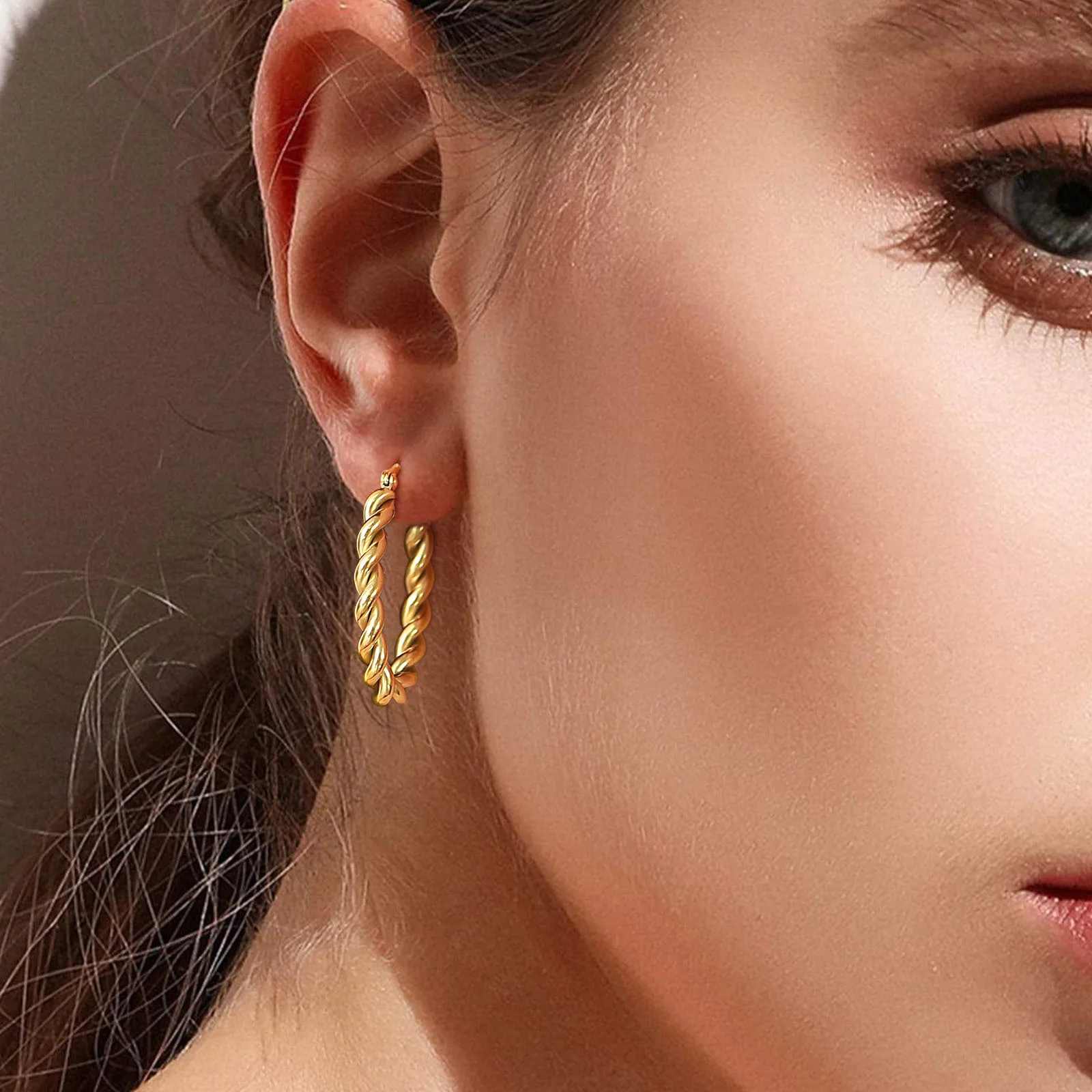 Chic Twisted Round Hoop Earrings for Women Jewelry, Minimalist Gold Color Stainless Steel Party Circle Simple Earcuffs Accessory
Chic Twisted Round Hoop Earrings for Women Jewelry, Minimalist Gold Color Stainless Steel Party Circle Simple Earcuffs Accessory