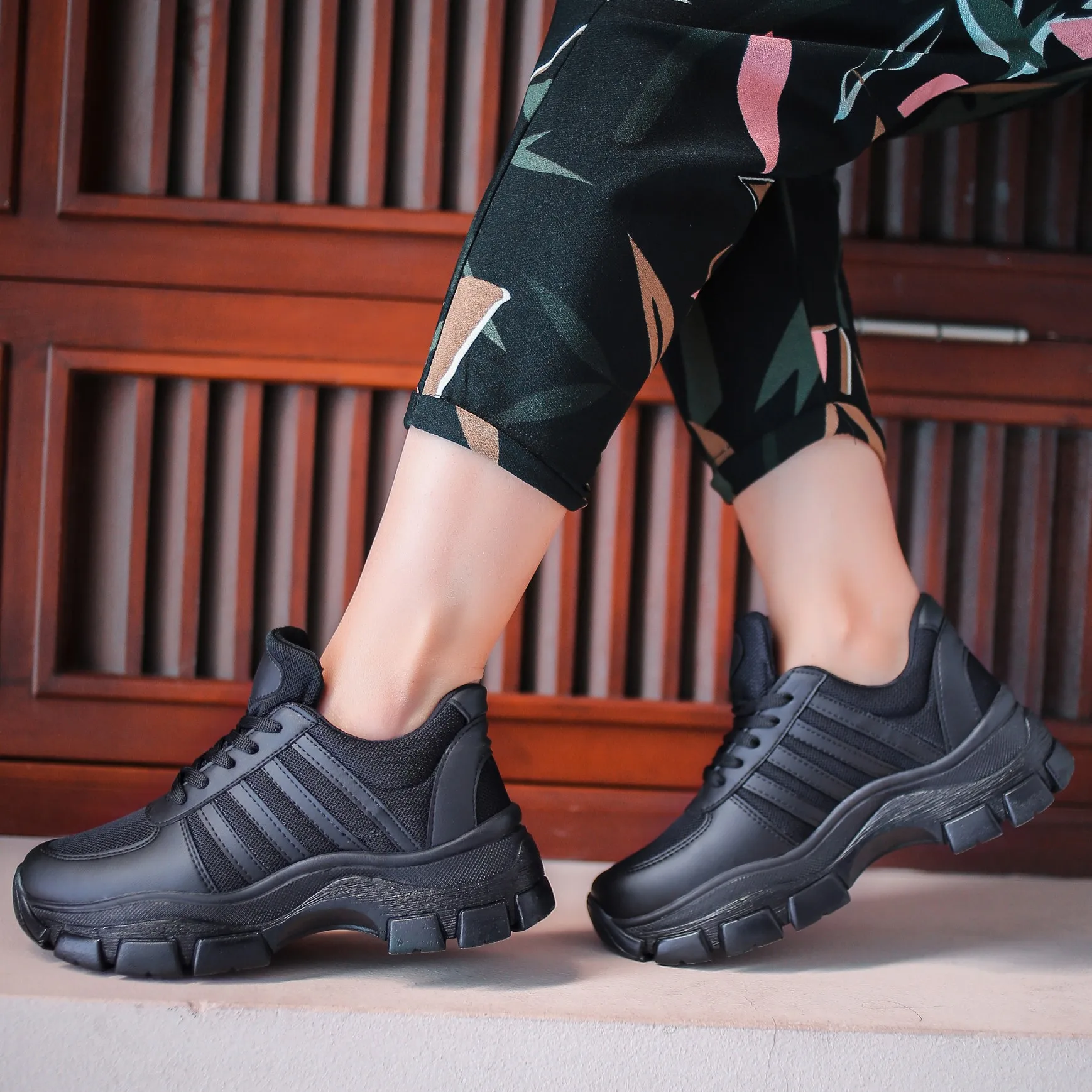 Disastrously Black Skin Lace-Up Sports Shoes High Quality Elegant Design Style Fashion Comfortable Casual Walking Women Shoes
Disastrously Black Skin Lace-Up Sports Shoes High Quality Elegant Design Style Fashion Comfortable Casual Walking Women Shoes