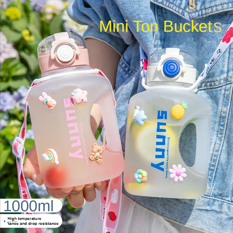 1L Large-capacity Sports Bottle Portable Straw Cup Children's Water Cup Cute 3D Sticker Girl Water Cup Frosted Ton Bucket Cup
1L Large-capacity Sports Bottle Portable Straw Cup Children's Water Cup Cute 3D Sticker Girl Water Cup Frosted Ton Bucket Cup