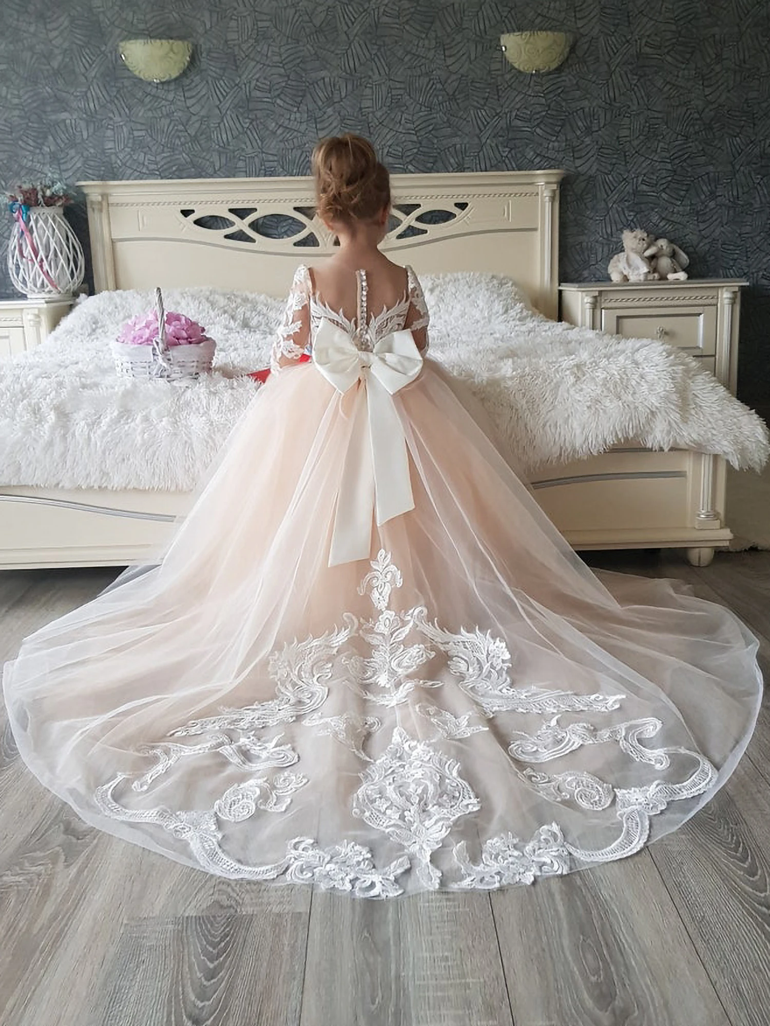 2022 White Tulle Kid Flower Girl Dress Boho Lace Ivory Long Sleeve Ball Gown with Bow and Sweet Train for Wedding Party
2022 White Tulle Kid Flower Girl Dress Boho Lace Ivory Long Sleeve Ball Gown with Bow and Sweet Train for Wedding Party