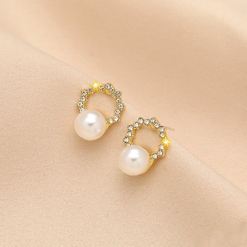 Ladies Pearl Earrings Simple Small Korean Stud Earrings Zinc Alloy Cute Wedding Party Fashion Jewelry Luxury Korean Headdress
Ladies Pearl Earrings Simple Small Korean Stud Earrings Zinc Alloy Cute Wedding Party Fashion Jewelry Luxury Korean Headdress