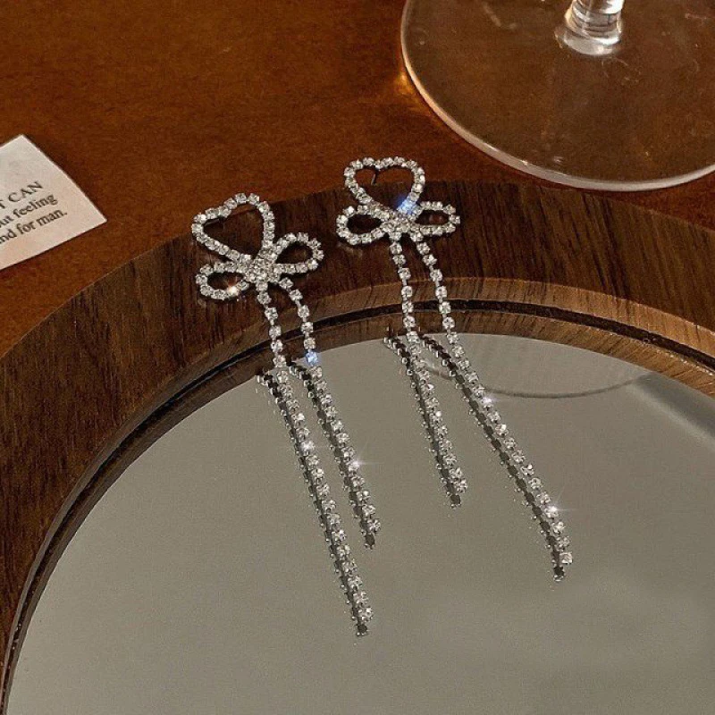 Korean Luxury Butterfly Long Tassel Earrings for Women Shiny Rhinestone Bowknot Drop Earrings Girls Wedding Banquet Jewelry Gift
Korean Luxury Butterfly Long Tassel Earrings for Women Shiny Rhinestone Bowknot Drop Earrings Girls Wedding Banquet Jewelry Gift