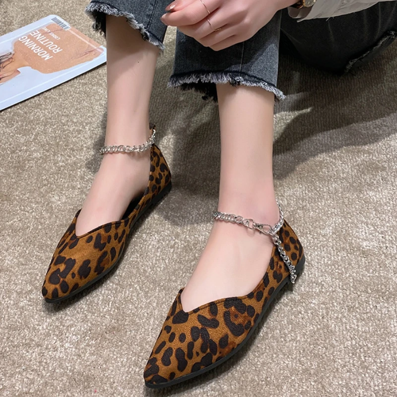 Женская Осенняя обувь с леопардовым принтом и цепочкой 
Женская Осенняя обувь с леопардовым принтом и цепочкой